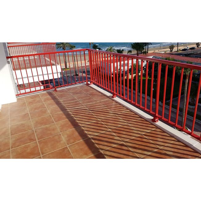 Balcón aluminio rojo. Homologado